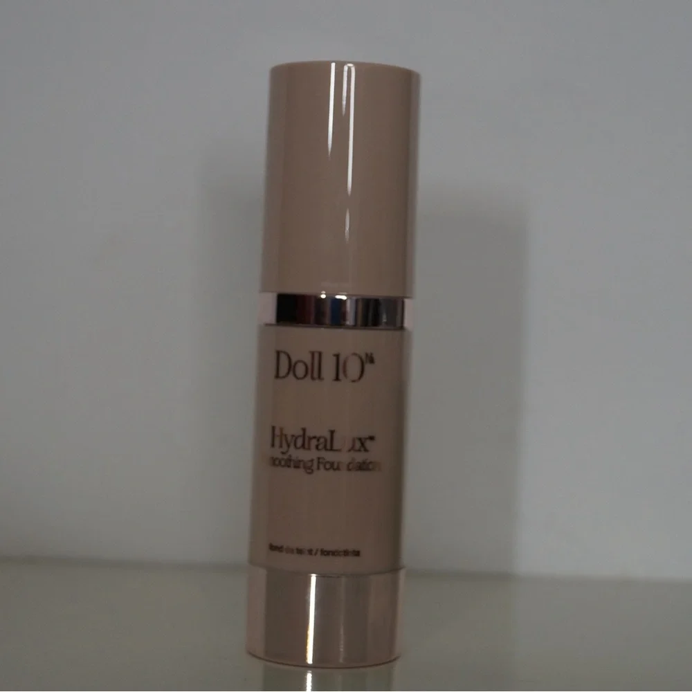 Doll 10 Hydralux Smoothing Medium Foundation NEW